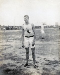 H.L. Hillman del New York Athletic Club, in piedi e rivolto verso la fotocamera da Jessie Tarbox Beals